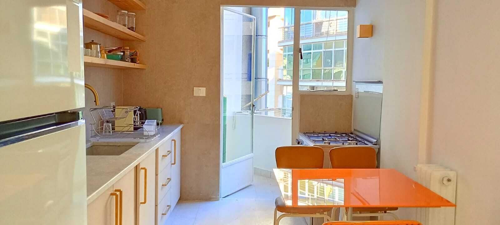 Departamento Confort, vista a la ciudad | Cocina privada | Cafetera y tetera, refrigerador con congelador, microondas y horno 