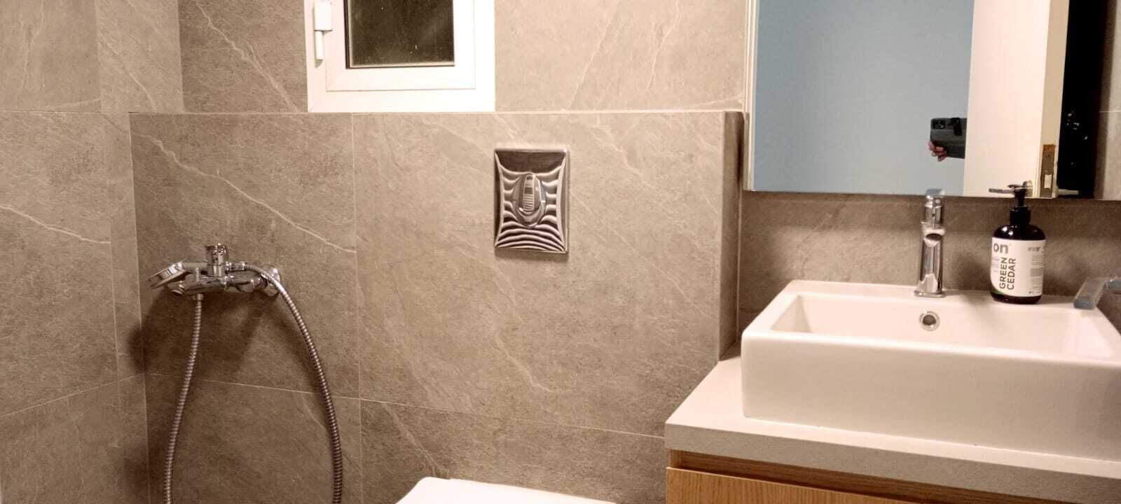 Badkamer | Een douche, gratis toiletartikelen, een haardroger, pantoffels