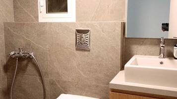 Badkamer | Een douche, gratis toiletartikelen, een haardroger, pantoffels