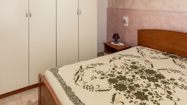 2 slaapkamers, een bureau, een strijkplank/strijkijzer, wifi