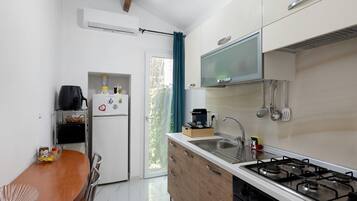 Wasserkocher mit Kaffee-/Teezubehör, Kühlschrank, Mikrowelle, Ofen