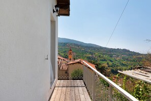 A balcony with a view of a village and a church on a hill. - Apartment 'Rosetta' with Sea View, Wi-Fi and Air Conditioning (Vallebona)
