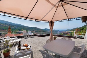 Outdoor dining - Apartment 'Rosetta' with Sea View, Wi-Fi and Air Conditioning (Vallebona)