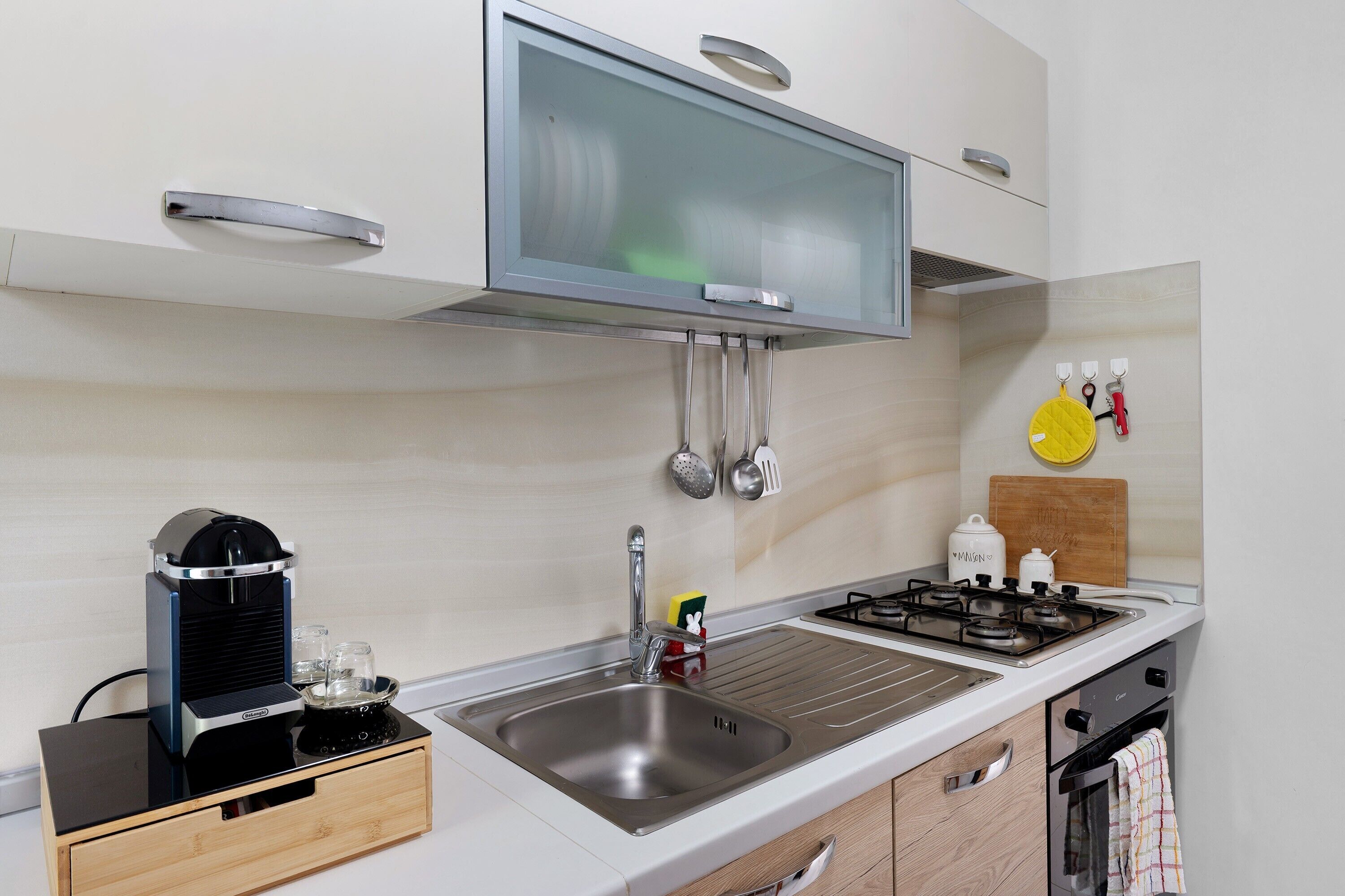 Coffee/tea maker, fridge, microwave, oven