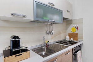 Coffee/tea maker, fridge, microwave, oven