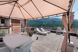 Outdoor dining - Apartment 'Rosetta' with Sea View, Wi-Fi and Air Conditioning (Vallebona)