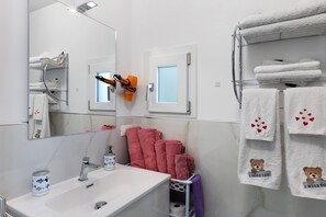 Shower, hair dryer, towels - Apartment 'Rosetta' with Sea View, Wi-Fi and Air Conditioning (Vallebona)