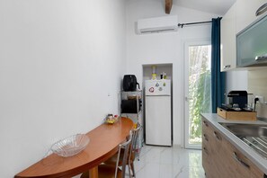 Coffee/tea maker, fridge, microwave, oven