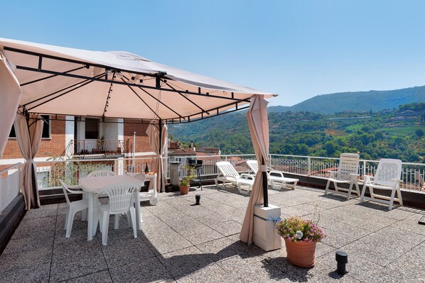Outdoor dining - Apartment 'Rosetta' with Sea View, Wi-Fi and Air Conditioning (Vallebona)