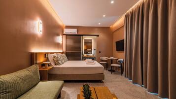 Deluxe-Suite, Terrasse | Zimmersafe, schallisolierte Zimmer, Bügeleisen/Bügelbrett