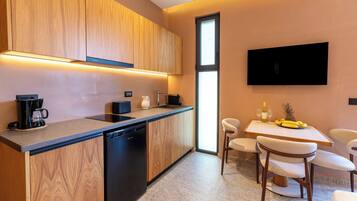 Executive Suite, Balcony, Mountain View | Dapur kecil peribadi | Pembancuh kopi espreso, pembancuh kopi/teh, peti sejuk mini, dapur