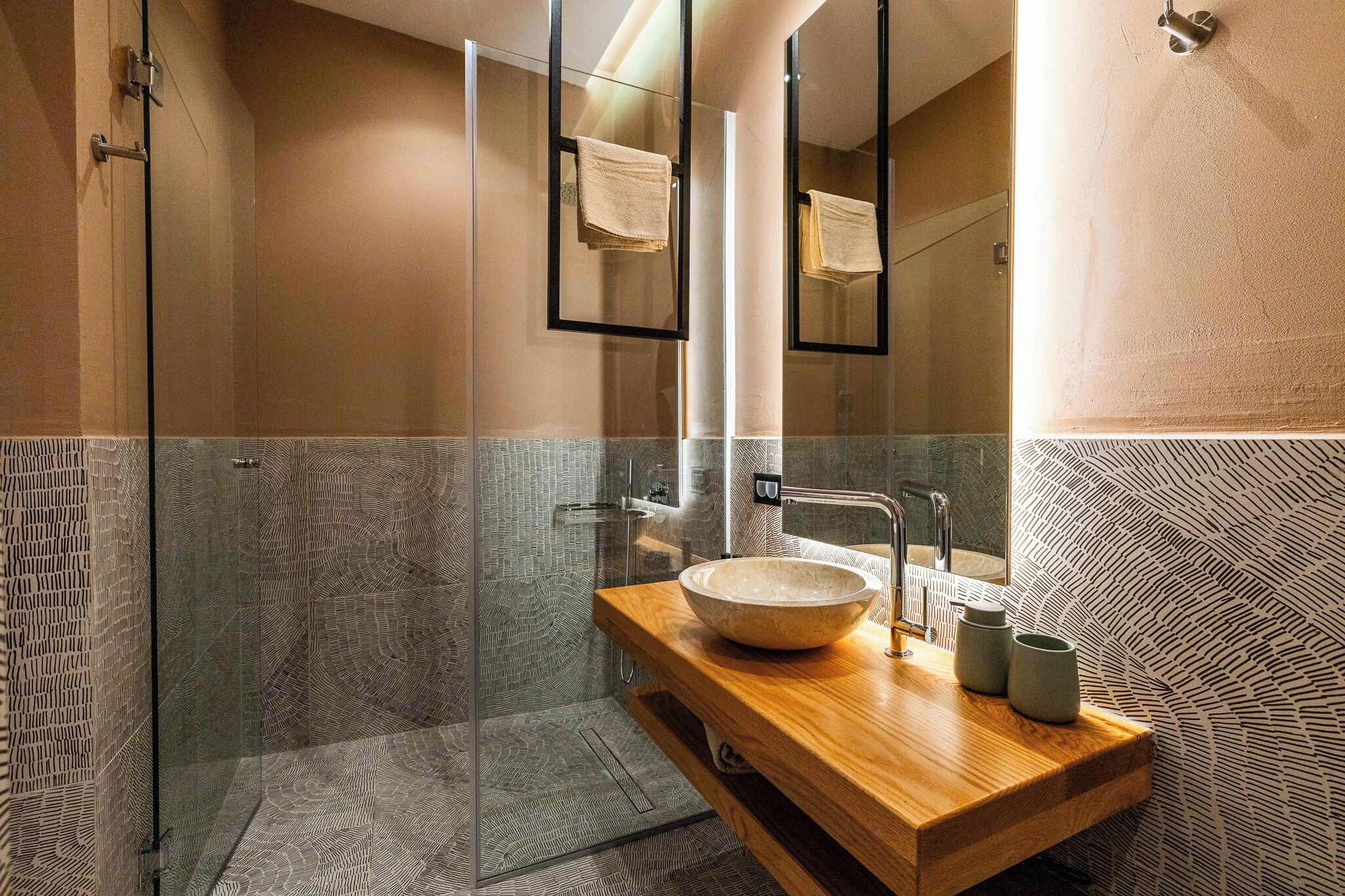 Suite Confort, patio | Salle de bain | Douche, douche cascade, articles de toilette écologiques