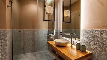 Suite Confort, patio | Salle de bain | Douche, douche cascade, articles de toilette écologiques