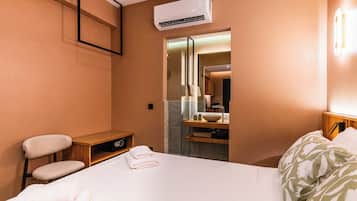 Junior Suite, Patio | Cadar kapas Mesir, peralatan tempat tidur premium, gebar bulu kapas