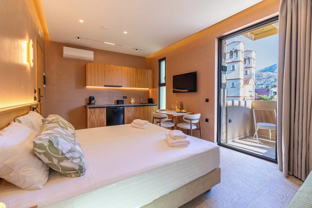 Suite ejecutiva, balcón, vista a la montaña | Sábanas de algodón egipcio, ropa de cama de alta calidad y edredón