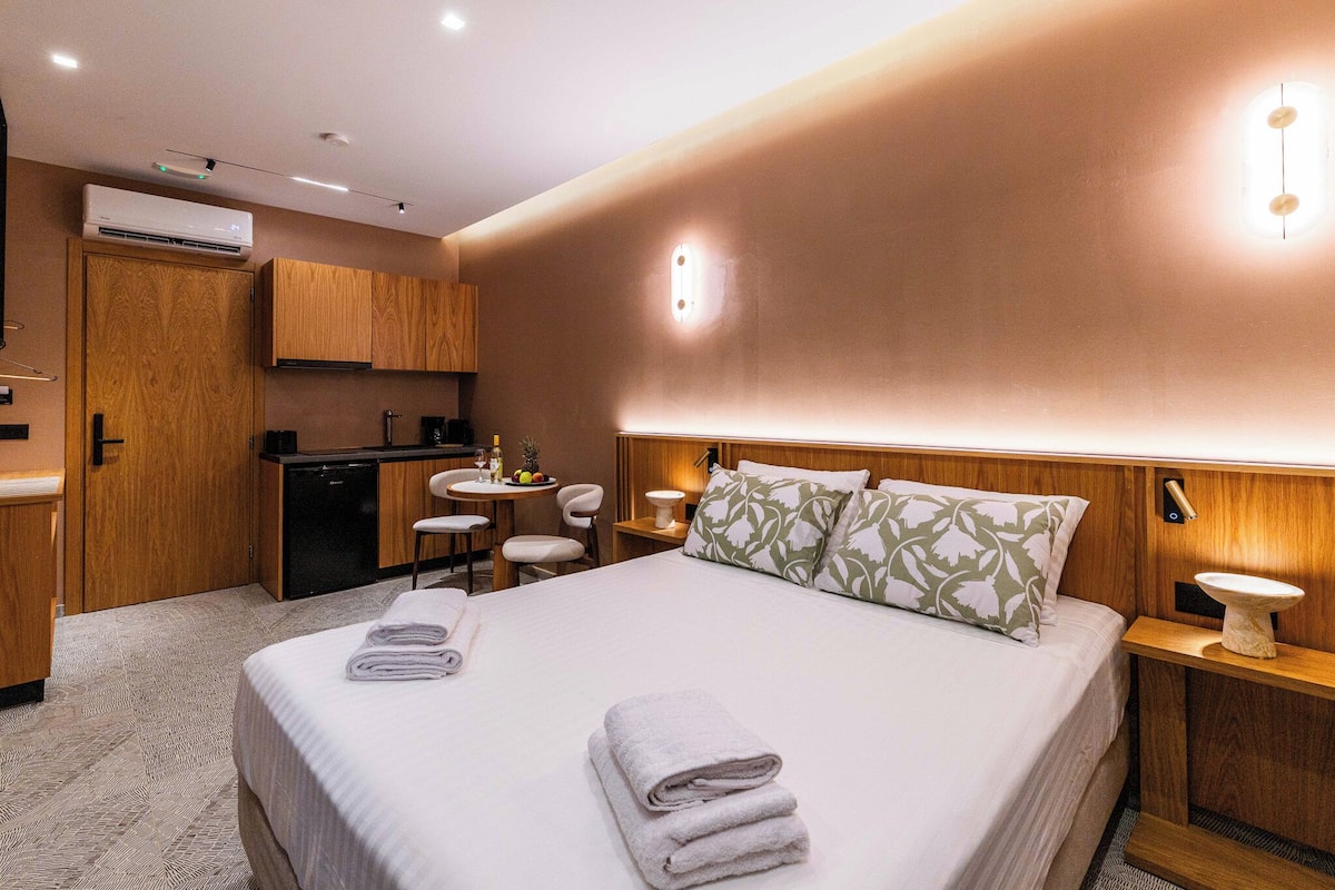 Suite exclusiva, balcón, vista a la montaña | Sábanas de algodón egipcio, ropa de cama de alta calidad y edredón
