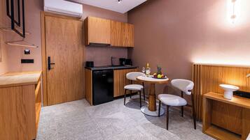 Exclusive Suite, Balcony, Mountain View | Dapur kecil peribadi | Pembancuh kopi espreso, pembancuh kopi/teh, peti sejuk mini, dapur