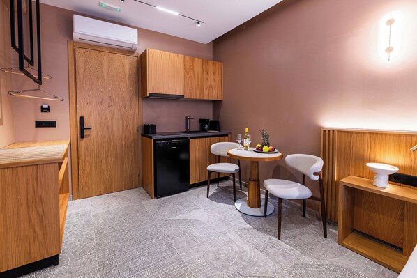 Suite exclusiva, balcón, vista a la montaña | Cocineta privada | Cafetera de espresso, cafetera y tetera, frigobar y parrilla de estufa 