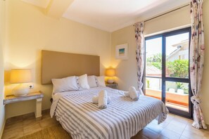 Tabla de planchar con plancha, cuna de viaje, wifi gratis y ropa de cama
