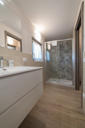 Shower, hair dryer, towels - Apartment 'La Corte' with Shared Terrace, Wi-Fi and Air Conditioning (Pressenga)