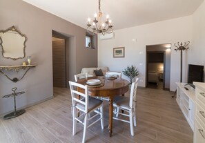 Dining - Apartment 'La Corte' with Shared Terrace, Wi-Fi and Air Conditioning (Pressenga)