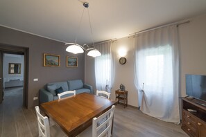TV - Uliveto Apartment: A Charming Retreat Among Olive Groves, Vineyards, and Countryside Relaxation (Pressenga)