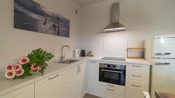 Coffee/tea maker, fridge, microwave, oven