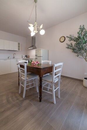 Dining - 'Vigneto' Apartment with Shared Terrace, Wi-Fi and Air Conditioning (Pressenga)