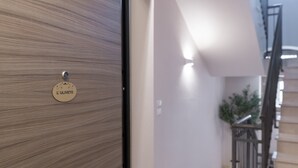 Uma porta de madeira com uma placa circular que diz 'L'ULVETTO'.