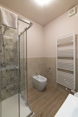 Shower, hair dryer, towels - 'Vigneto' Apartment with Shared Terrace, Wi-Fi and Air Conditioning (Pressenga)