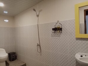 A bathroom with a shower, toilet, and sink. - Galuh Hostel Lombok (Pemenang)