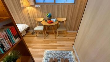 Departamento superior, 1 cama matrimonial y sofá cama, para no fumadores, vista a la ciudad | Cortinas blackout, insonorización y wifi gratis