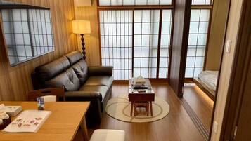 Suite de estilo japonés, 2 habitaciones, para no fumadores, vista a la ciudad | Cortinas blackout, insonorización y wifi gratis