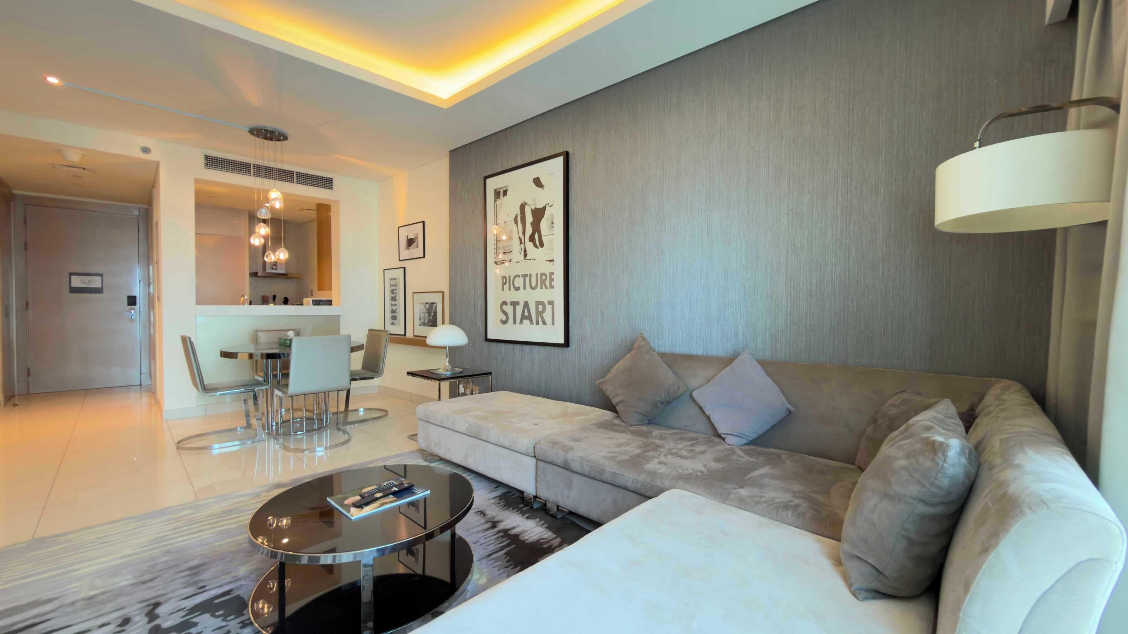 Luxe appartement, 1 slaapkamer | Woonruimte | Een 32-inch flatscreentelevisie met kabelzenders
