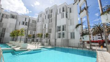 Una piscina al aire libre