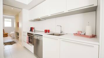 Kühlschrank, Mikrowelle, Ofen, Herdplatte