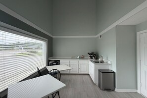 Dining - King Bed Accessible Non-Smoking (Buford, GA)
