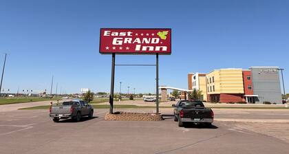Queen Bed Smoking | East Grand Inn
