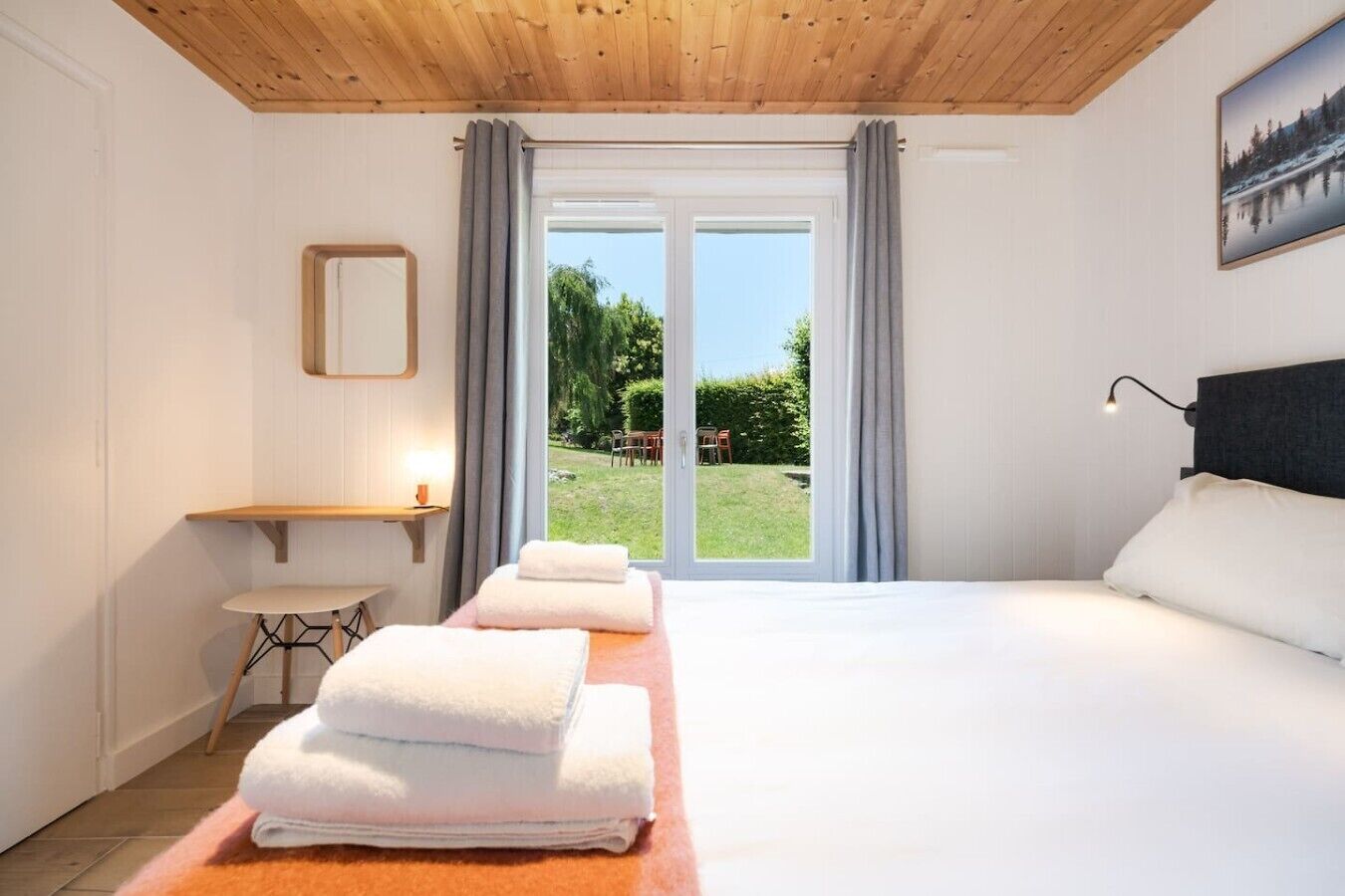 2 bedrooms, desk, travel crib, WiFi