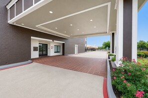 Exterior - Suite - King Bed Accessible (Memphis)