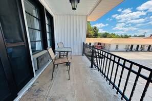 Outdoor dining - 2 Queen Beds | Non-Smoking (Burnside, KY)