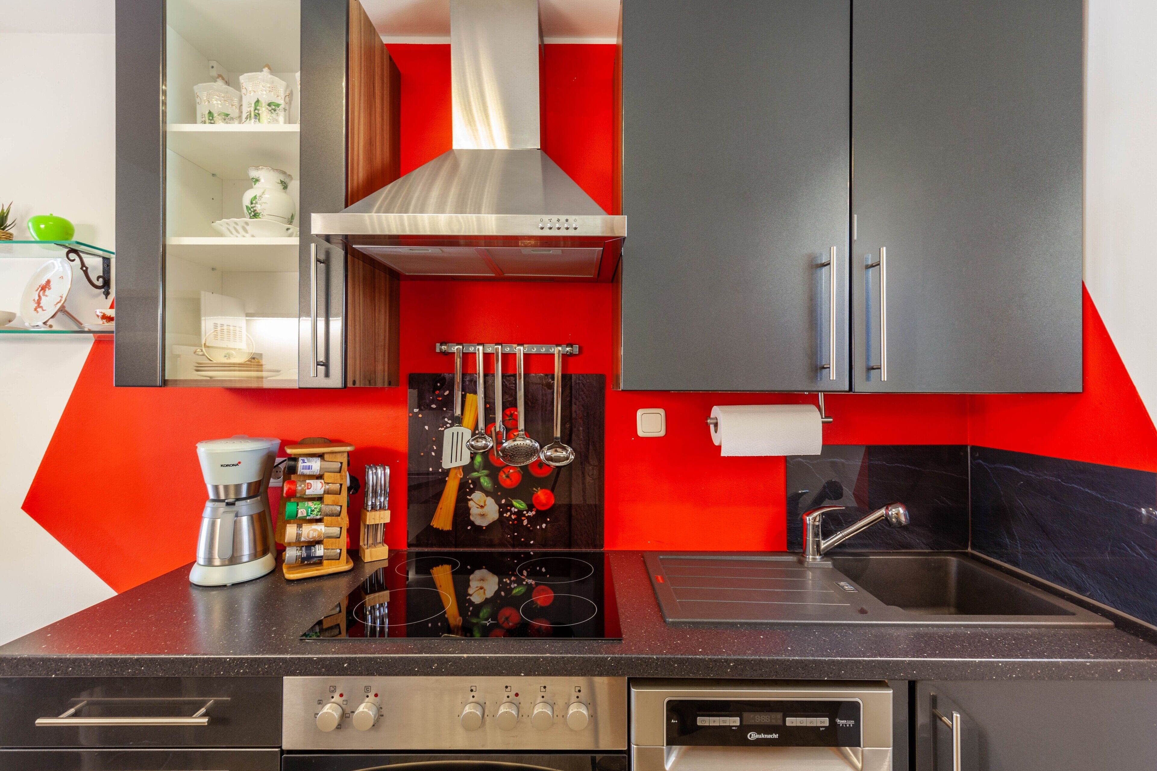 Coffee/tea maker, fridge, microwave, oven