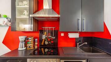 Coffee/tea maker, fridge, microwave, oven
