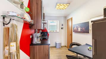 Wasserkocher mit Kaffee-/Teezubehör, Kühlschrank, Mikrowelle, Ofen