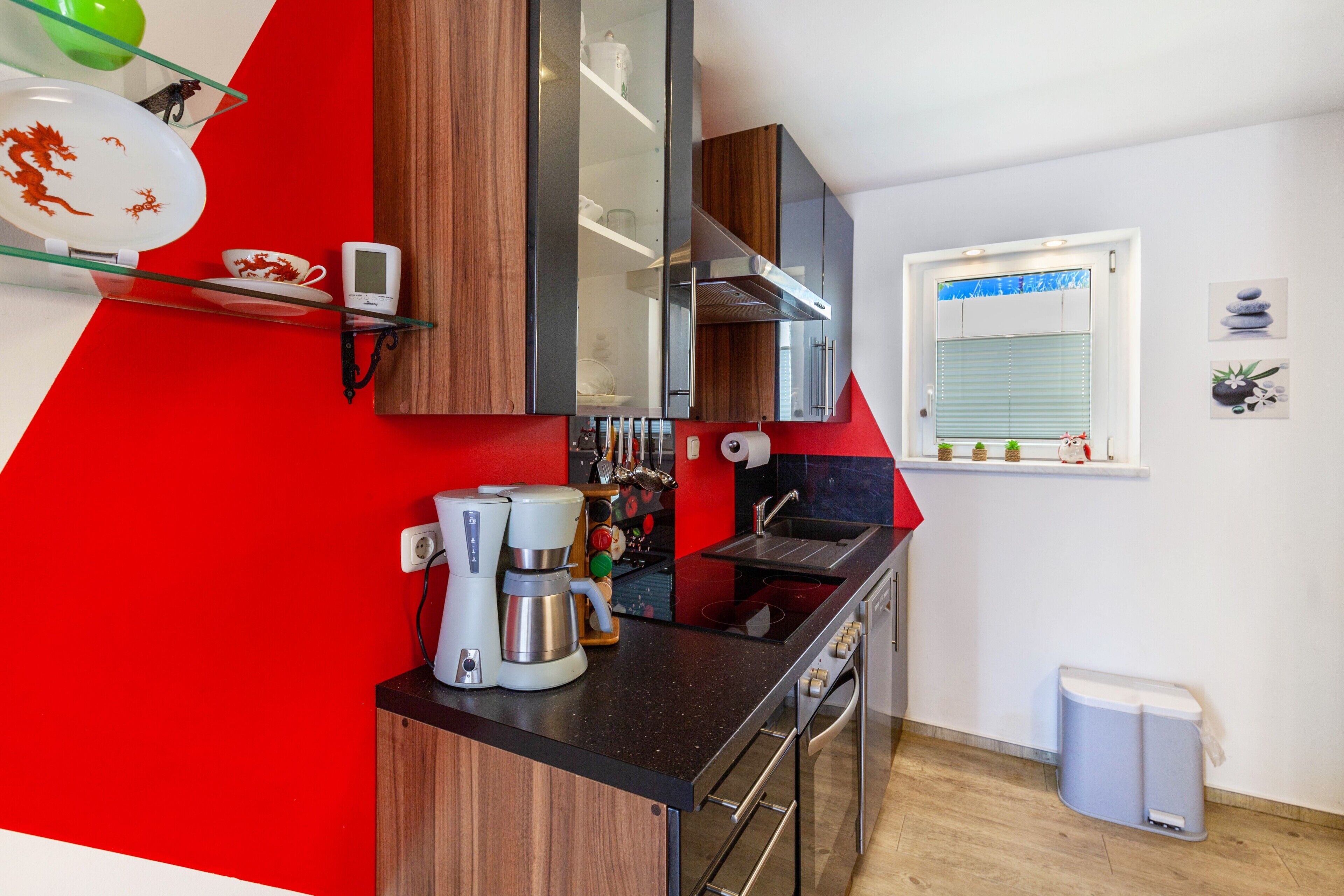 Wasserkocher mit Kaffee-/Teezubehör, Kühlschrank, Mikrowelle, Ofen