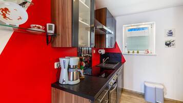 Wasserkocher mit Kaffee-/Teezubehör, Kühlschrank, Mikrowelle, Ofen