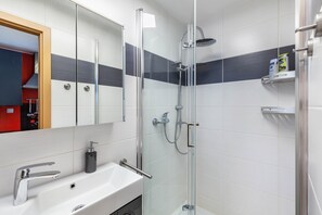 Dusche, Haartrockner, Handtücher