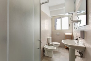 A modern bathroom with a toilet, bidet, and sink. - Dimora Sophia Nicole: In the Heart of Catania’s Charm (Catania)