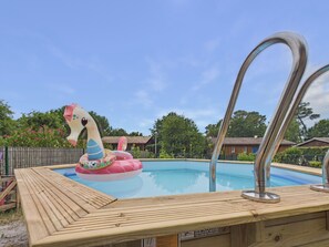 A swimming pool with a wooden deck and a large inflatable swan float. - Pool, garden & kids’ games – House for 6 (Lanton)