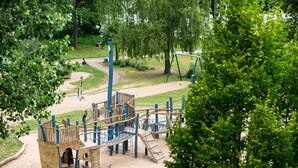 En legeplads med klatrestrukturer og en rutchebane.